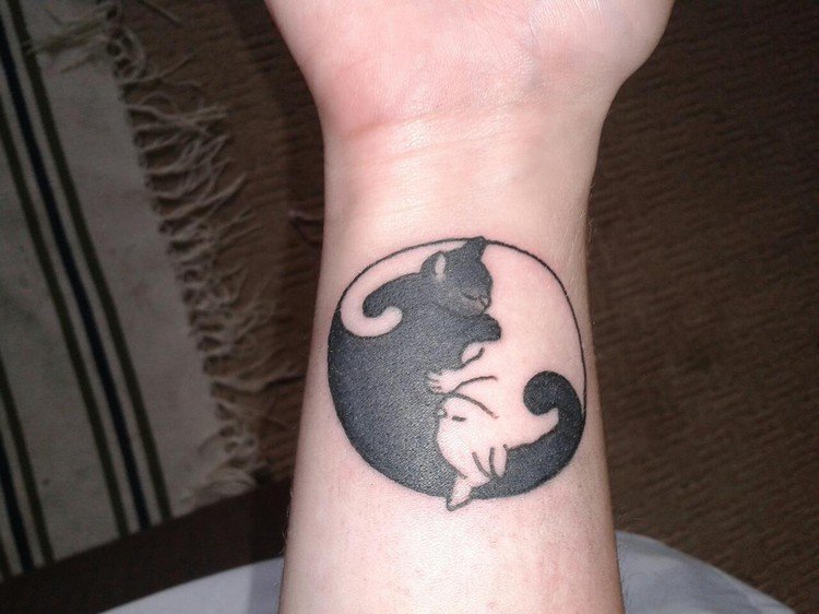Katt-tatuering-idéer-handled-yin-yang-svart-vit