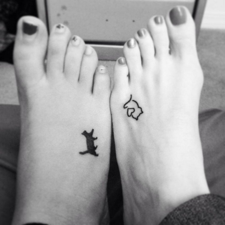 katt-tatuering-idéer-små-kvinnor-rygg-fötter