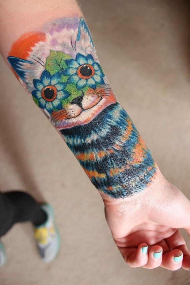 katt-tatuering-idéer-färgglada-underarm-abstrakt-blomma-ögon