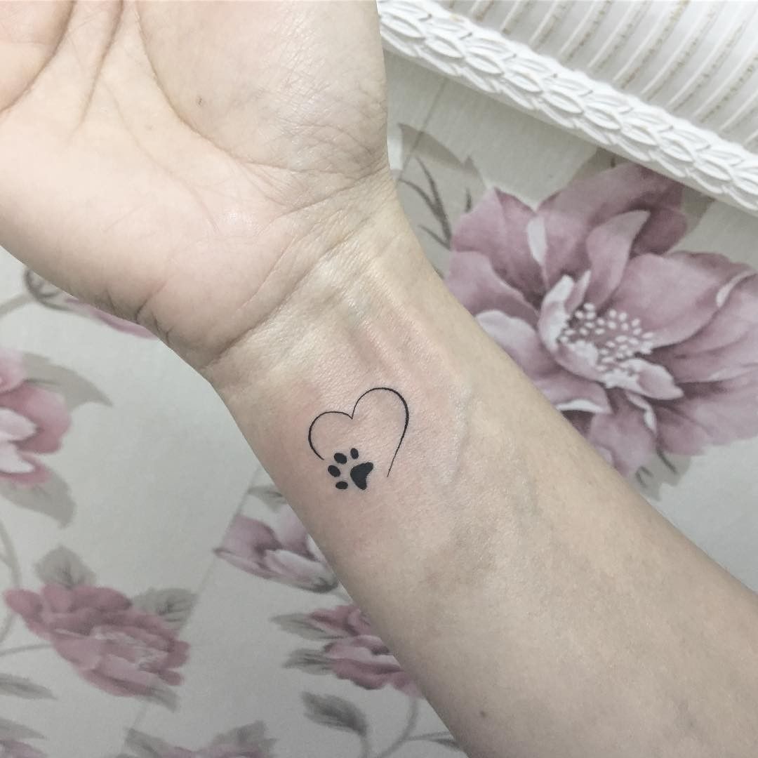 katt tass tatuering liten med hjärta på handleden