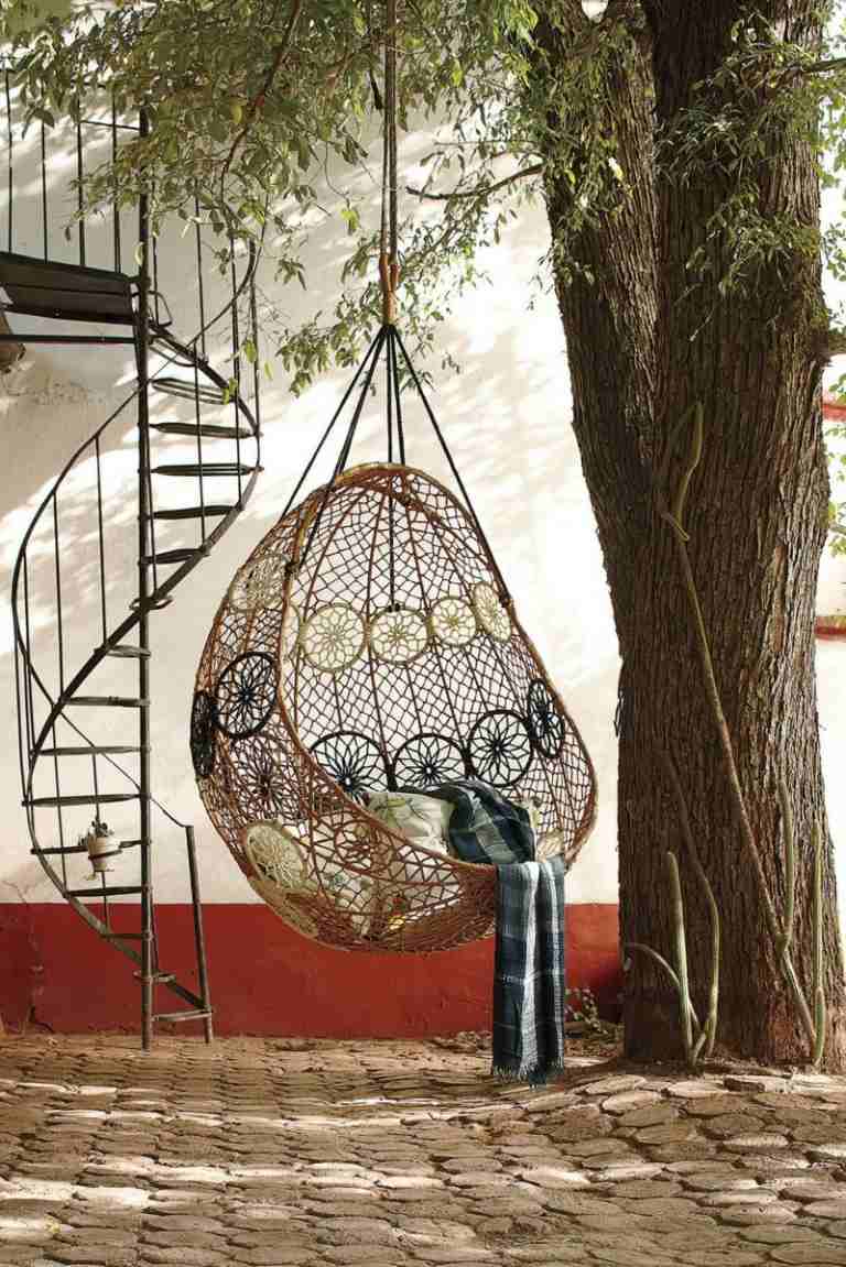 terrass designidéer hängande stol romantiska färgglada ornament spiraltrappa