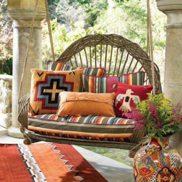 terrassdesignidéer korgdesign beige hängstol stol färgglad deco kudde vas