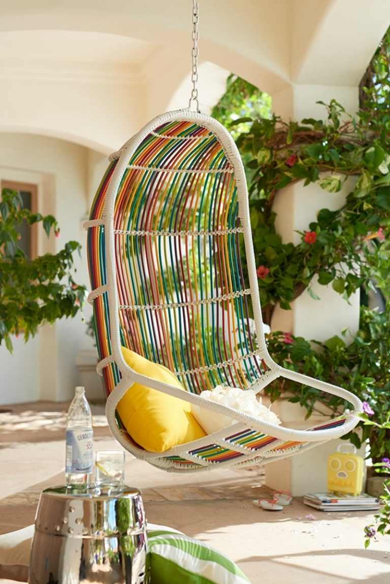 terrass designidéer färgglada korg hängande stol vit Medelhavet uteplats