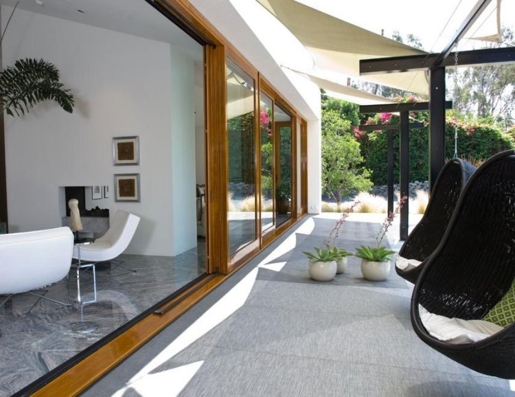 trädgård-terrass-sol-segel-svart-hängande-stolar