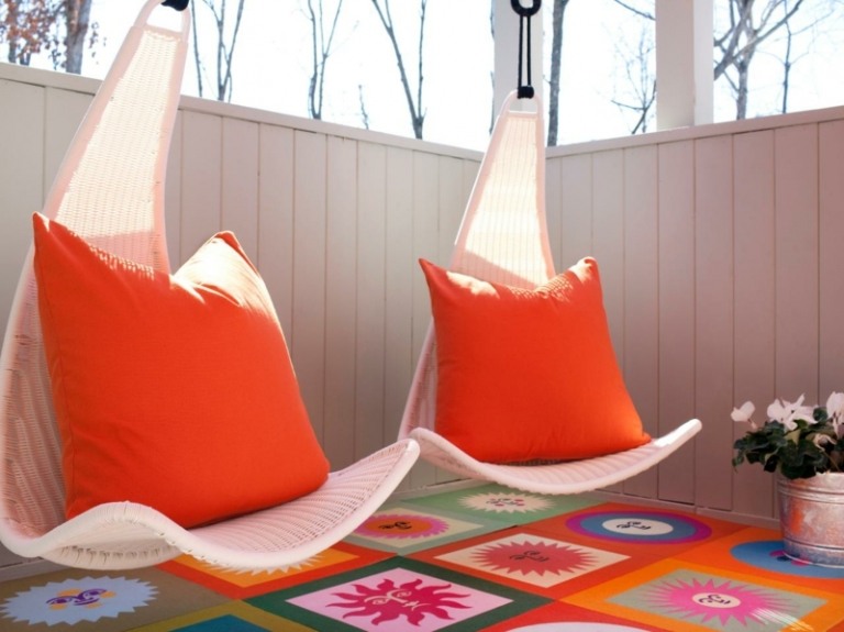 terrass designidéer modern design hängande stol rotting vit färgglad matta