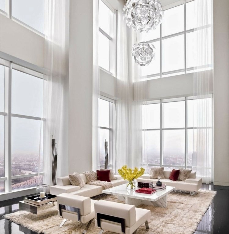 vitt vardagsrum vardagsidéer moderna höga fönster möbler beige matta