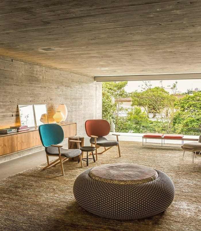 Väggklädda-med-betong-färgglada-retro-stolar