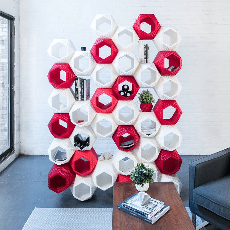 3d-utskrift-möbler-design-vägg-hylla-vit-röd-cell-struktur