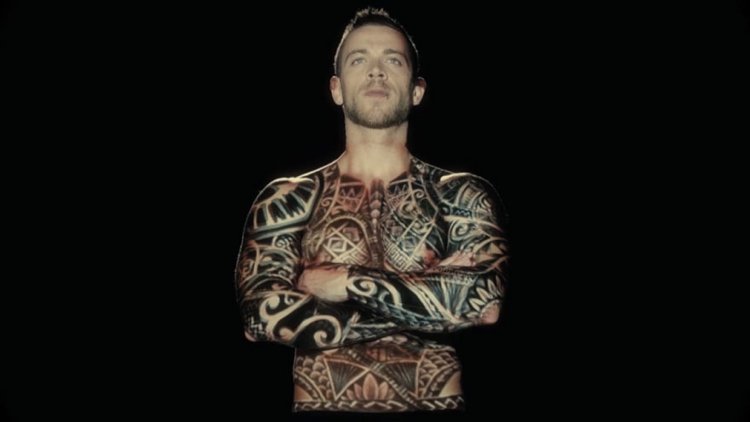3D-projektionskartläggning -tatuering-kropp-man-maori-tatueringar