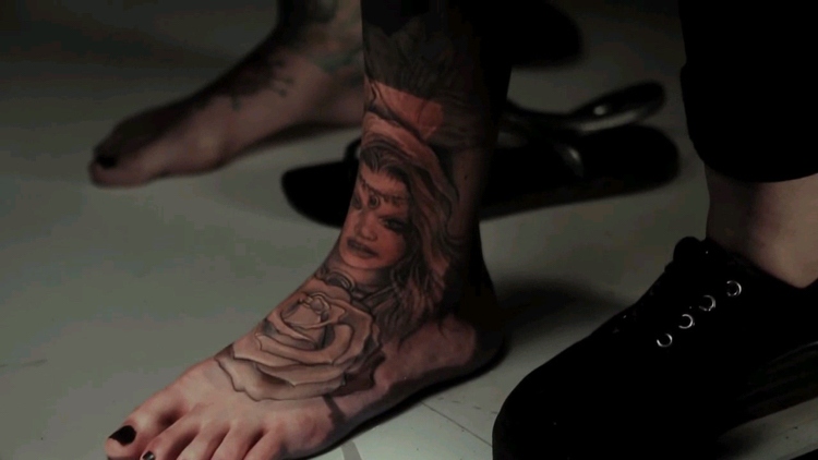 3D -projektion kartläggning kvinna tatuering ben ljus
