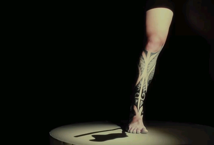 3D -projektion mappning tatuering ben maori mönster
