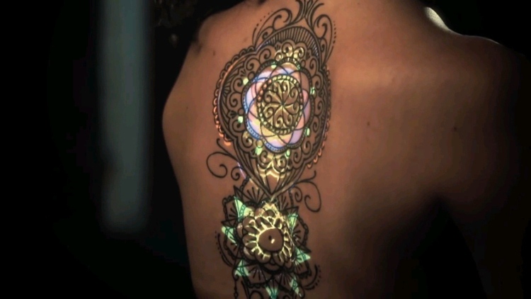 3D Projection Mapping body tattoo back mandala blommor