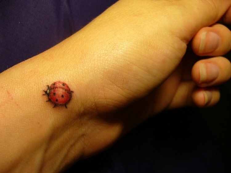 3d tatuering subtil-liten-nyckelpiga-handled-röd