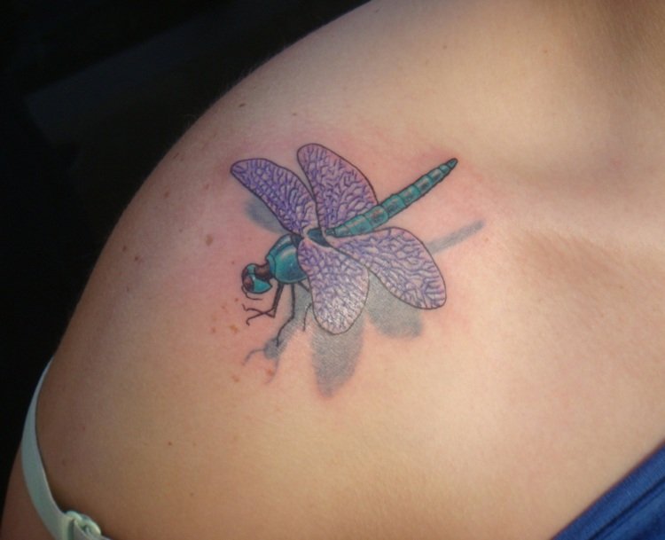 3d-tatuering-trollslända-lila-turkosa-insekt-vingar