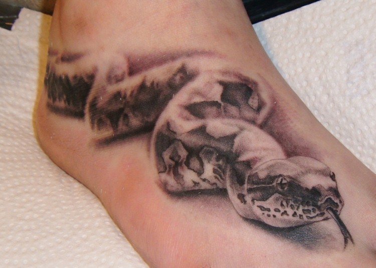 3d-tatuering-orm-fot-design-realistisk-amfibie