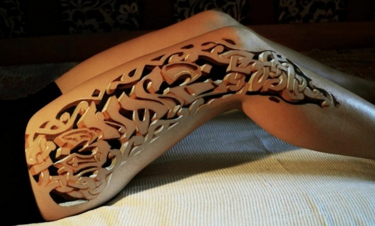 3d-tatuering-lår-knä-ben-carving-mönster-trä-effekt
