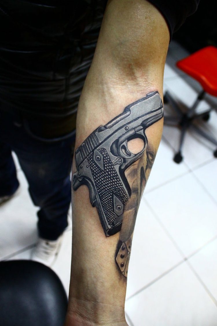 3d-tatuering-underarm-inuti-pistol-grå-män-idé