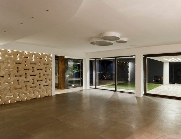 3D-vägg-design-sten-interiör-lanthus-design-ljus-natur-element-golv till tak-fönster