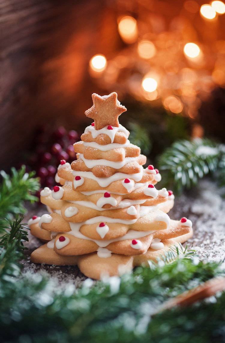 3D cookie julgran baka med glasyr som sticker ihop röda sockerpärlor