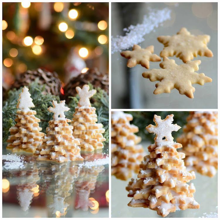 Mini julgranar gjorda av kakor i form av snöflingor