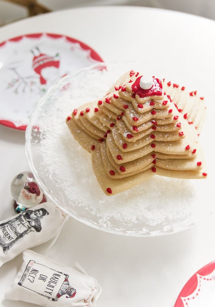 3D julgran gjord av stjärnformade kakor och röd glasyr