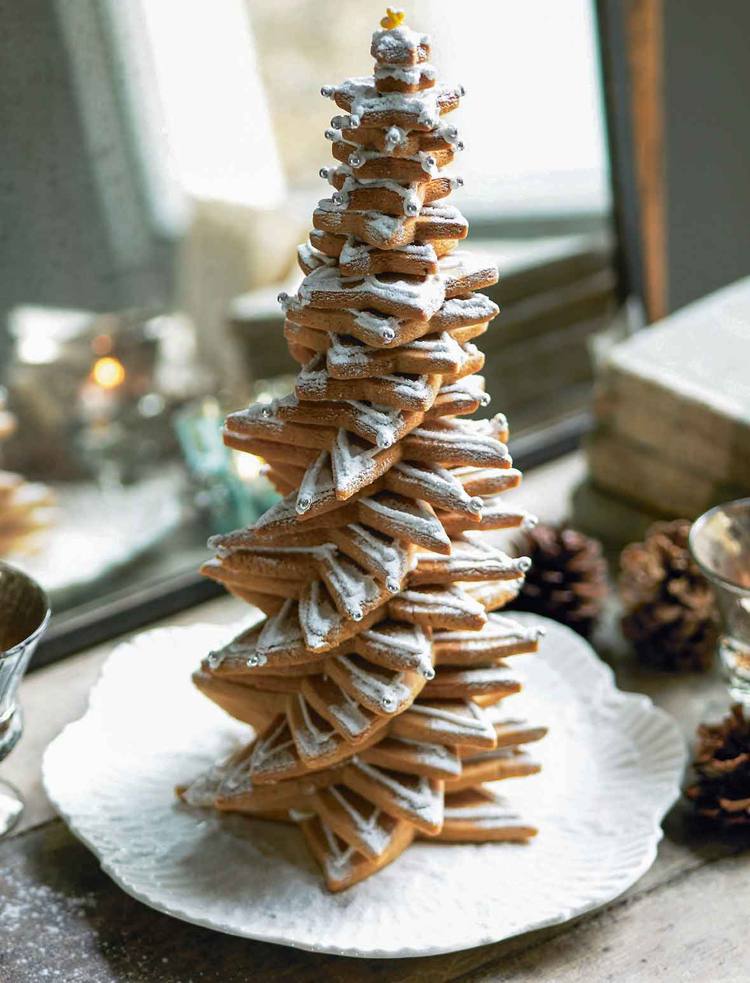 hög 3D julgran gjord av kakor bildar en intressant spiral