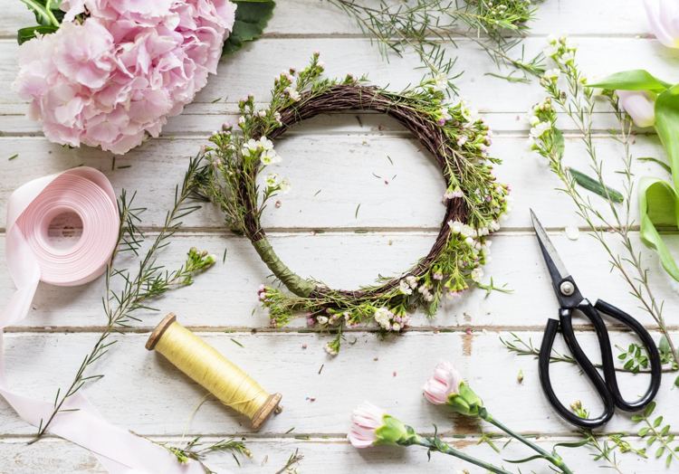 Hantverksidéer vårsommar pilkrans dekorera färska blommor