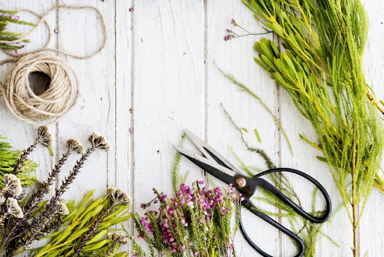 Hantverk idéer våren sommar krans knyta färska blommor grenar