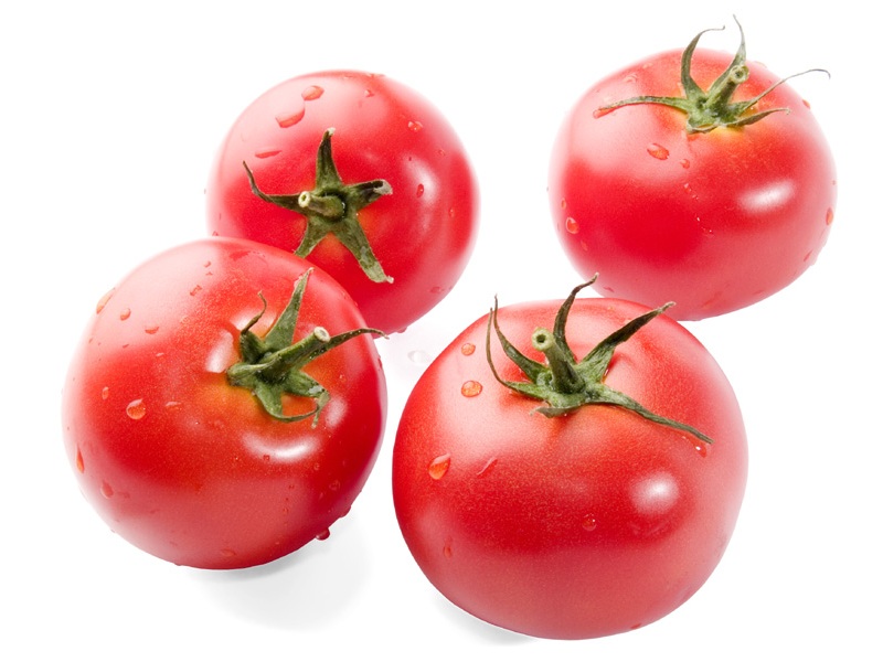 Kotitekoiset tomaatti -kasvopakkaukset eri ihotyypeille