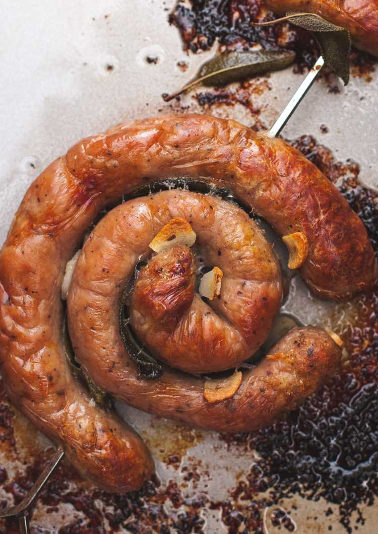 Bratwurst-krans-former-salvia-blad-jamie-oliver