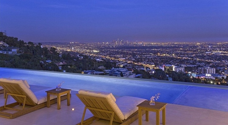 lyx-hus-Hollywood-Hills-Hem-stad-lampor-trä-solstolar-infinity-pool