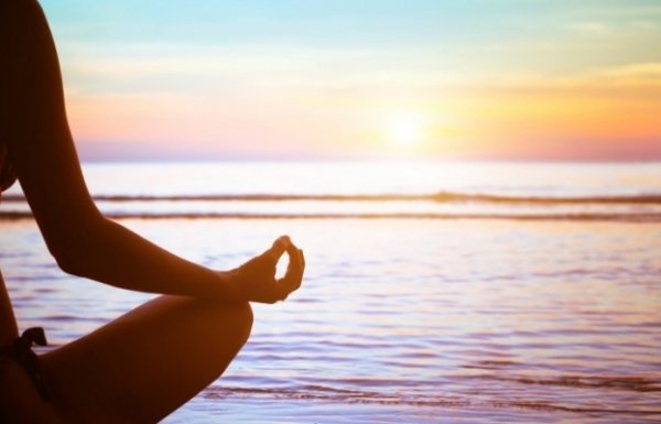 tillbakadragen meditera-soluppgång gör yogaövningar