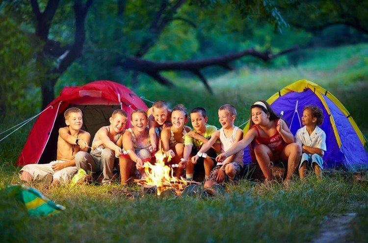 roliga sommaraktiviteter med barn som läger eld