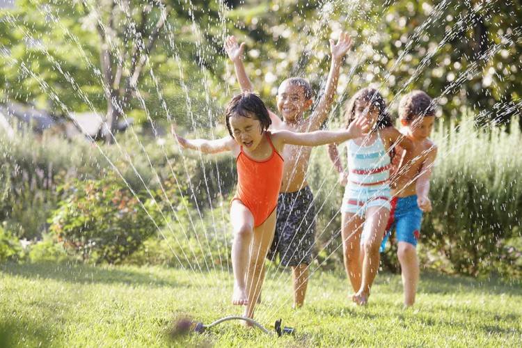 vattenaktiviteter i trädgården sommar svängande sprinkler kul
