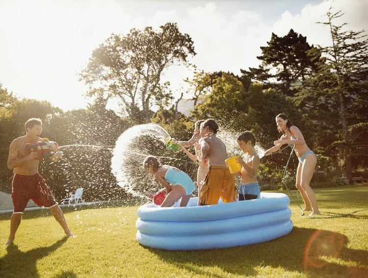 Uppfriskande aktiviteter med barns sommarvattenstrid