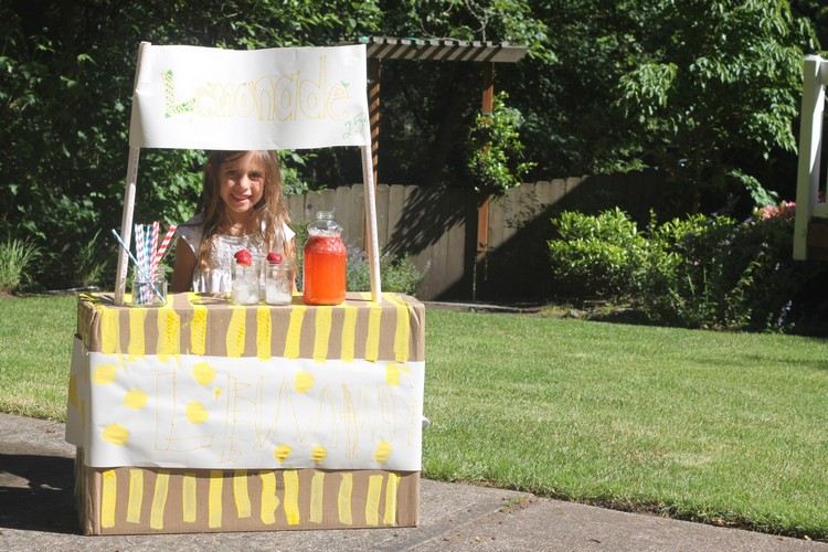Aktiviteter för barn sommar som säljer limonad