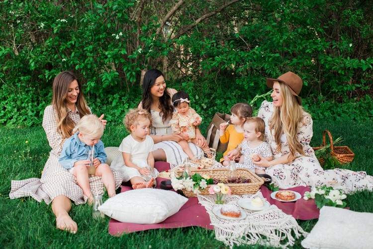 aktiviteter med barn som planerar sommar picknick i parken