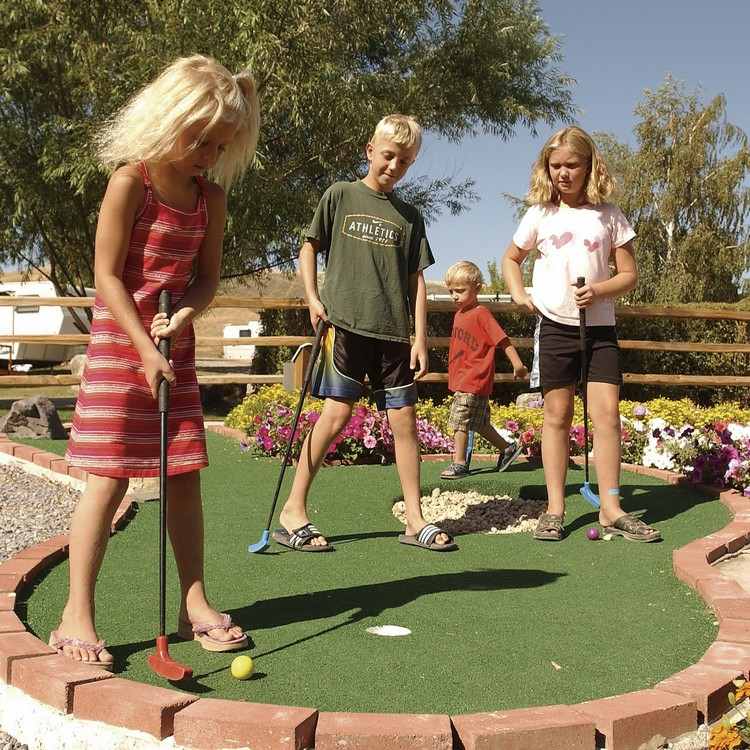 aktiviteter med barn sommar och spelar minigolf