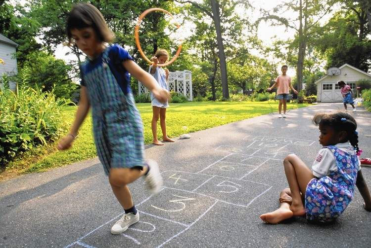 aktiviteter med barn sommar roliga spel himmel och helvete hoppspel