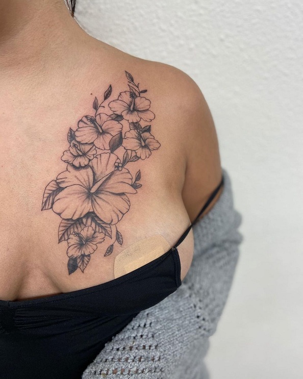 Όμορφα γυναικεία σχέδια τατουάζ στήθους