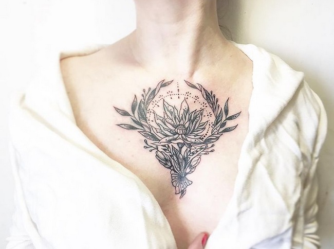 Lähellä rintojen kukka -tatuointia