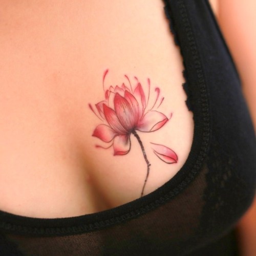 Kukka -tatuointisuunnittelu rinnassa
