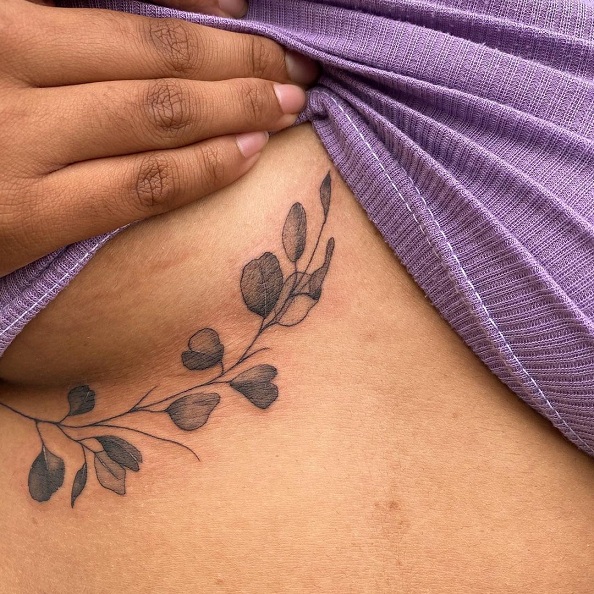Κάτω από το σχεδιασμό τατουάζ στο στήθος