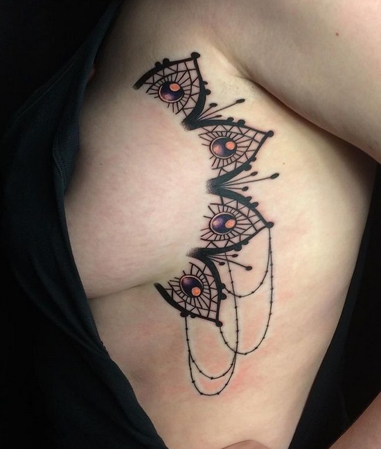 Τελευταίο τατουάζ στήθους στην πλευρά