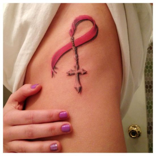 Τατουάζ στο στήθος με σταυρό και κορδέλα