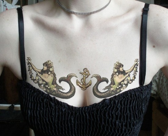 Σχέδια τατουάζ γραφικής μορφής στο στήθος
