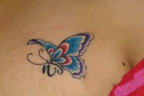 Perhonen tatuointi rinnassa