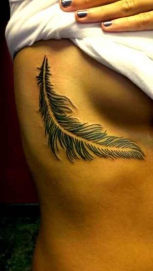 Μεγάλο φτερό τατουάζ στο πλάι στήθος