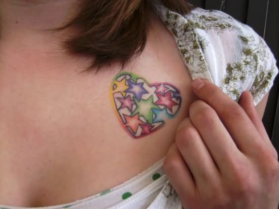 Sydän tatuointi rinnassa