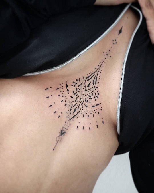 Ιδέες για τατουάζ στο στήθος με κουκκίδες